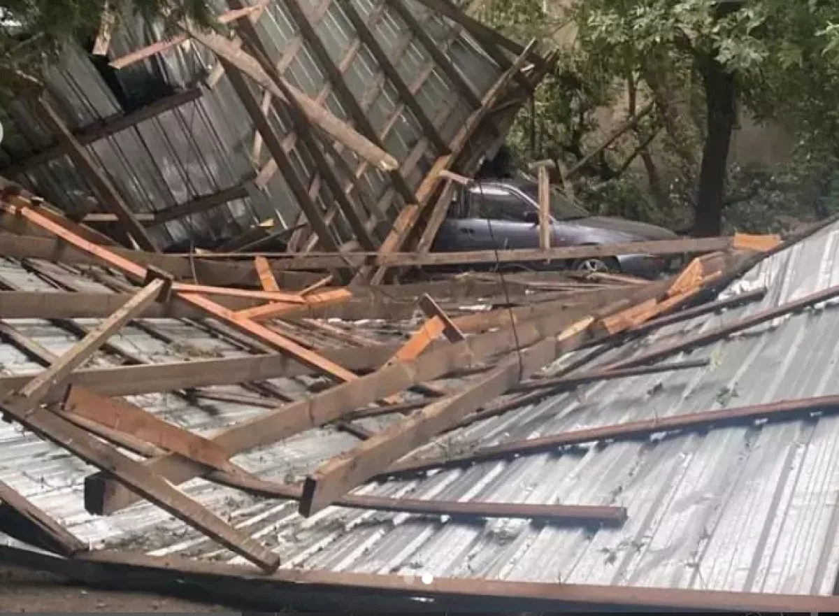 Алматыда шатыр опырылды: бірнеше көлік зардап шекті