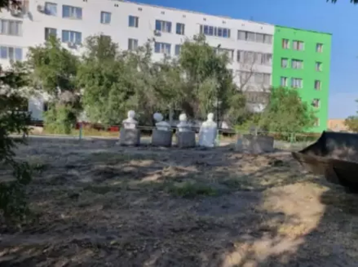 Семейдегі Лениннің бастары тұғырынан алынды