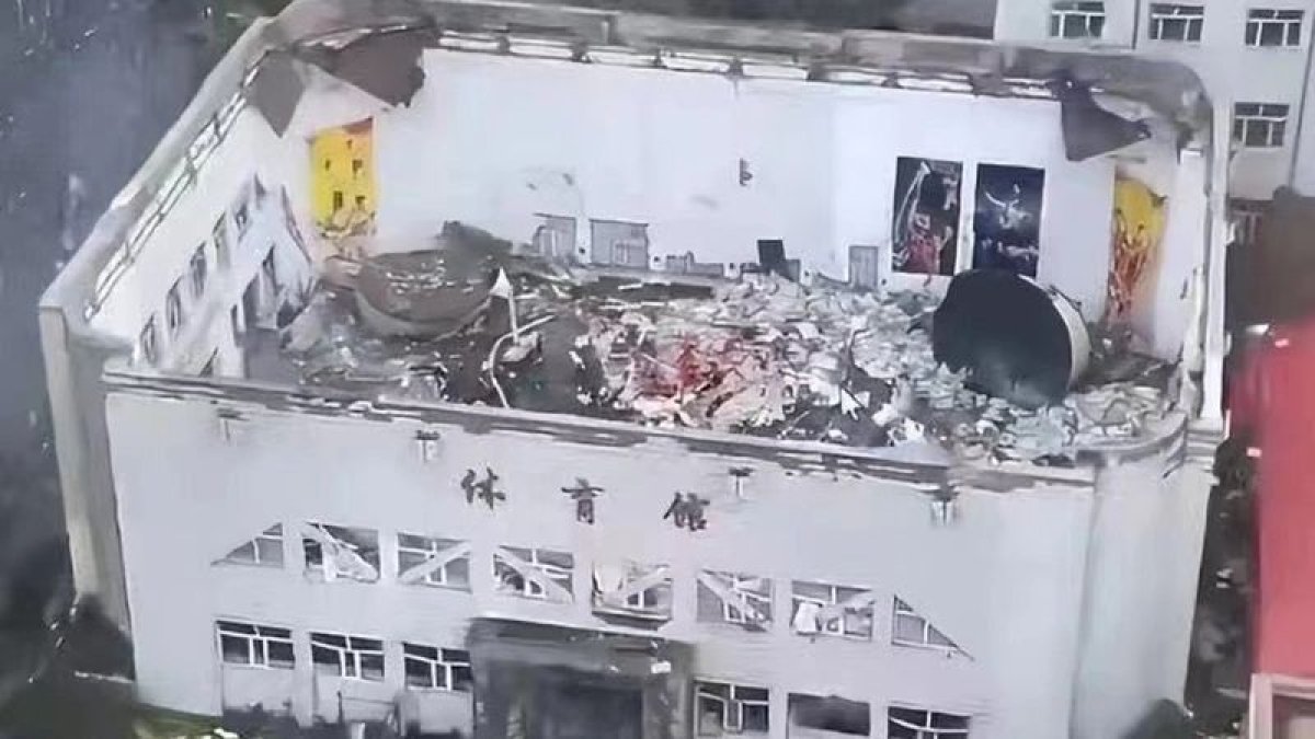 Қытайда мектеп спорт залының төбесі құлап, 11 адам қаза тапты