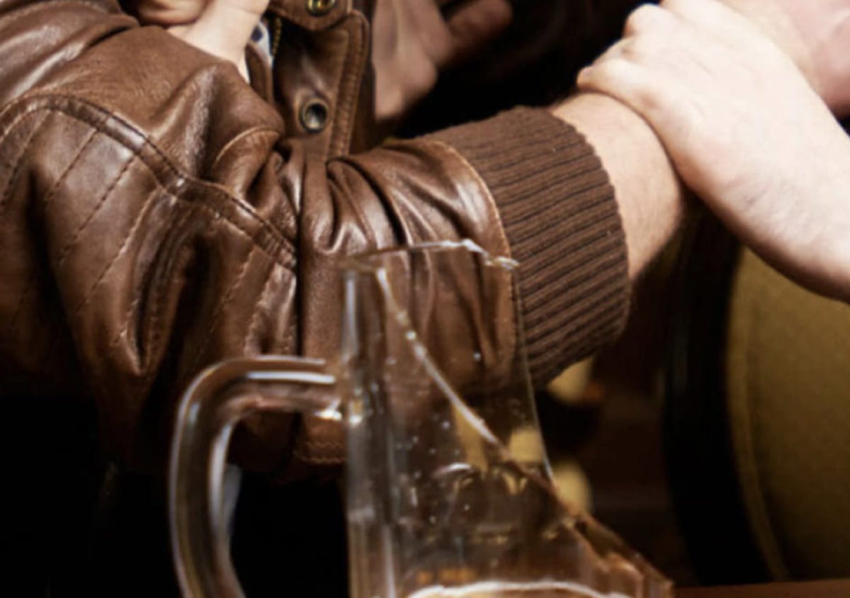 Разбил пивной стакан о голову девушки-бармена: актюбинцу вынесли приговор