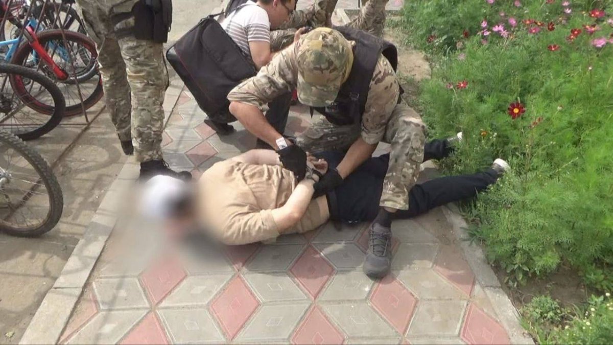 Вымогатели сбили полицейского при задержании в Аксу