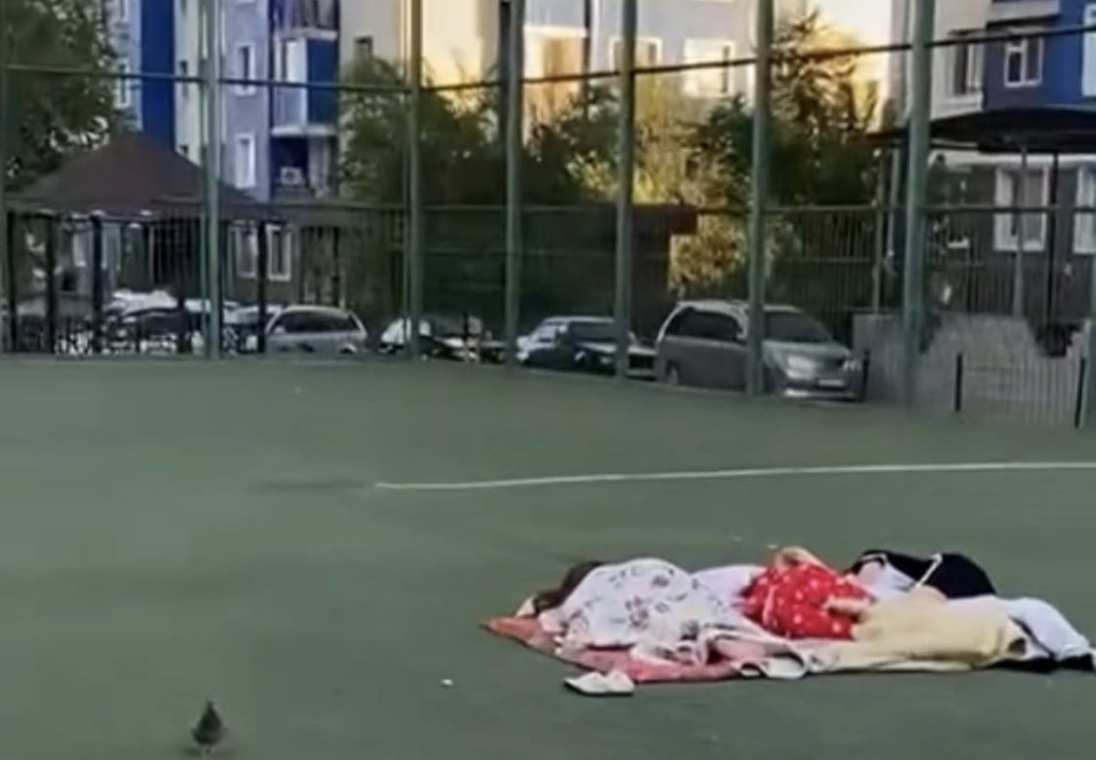 Шымкентцы ночуют на футбольном поле из-за жары