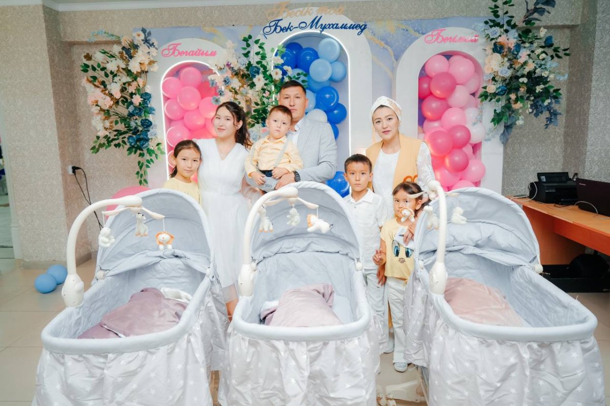 Родителям первой тройни в новой области Абай подарили квартиру