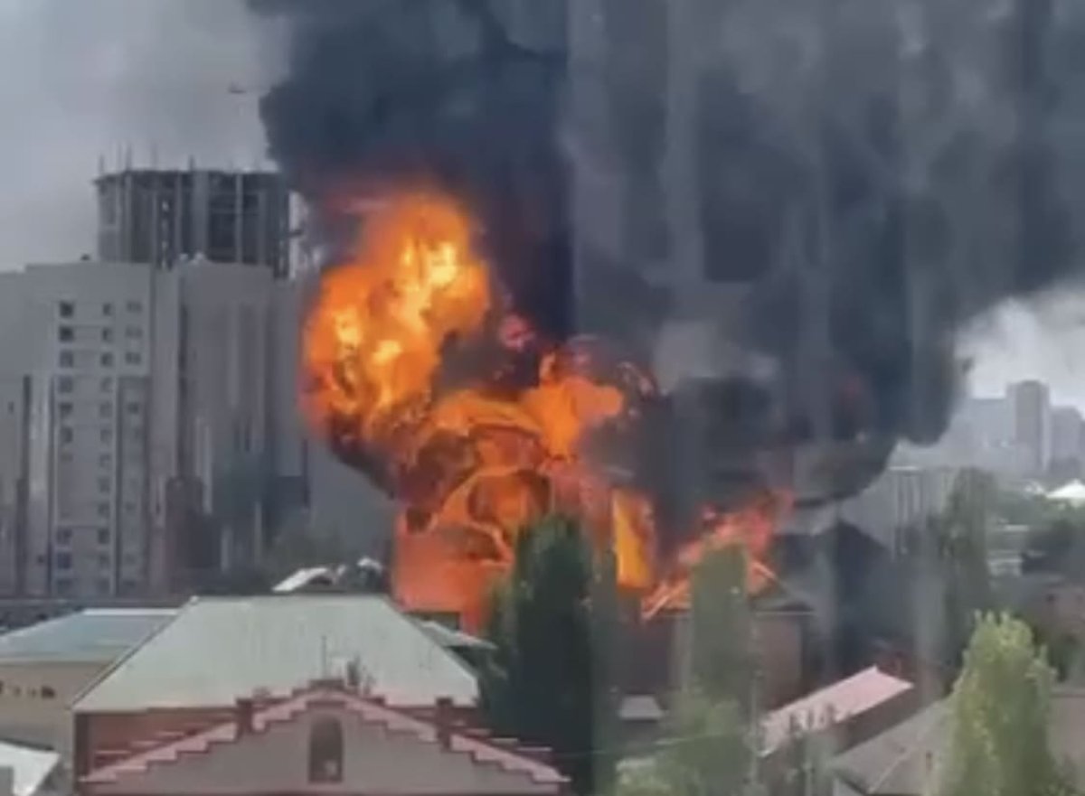Прогремели взрывы: пожар тушат на правом берегу Астаны