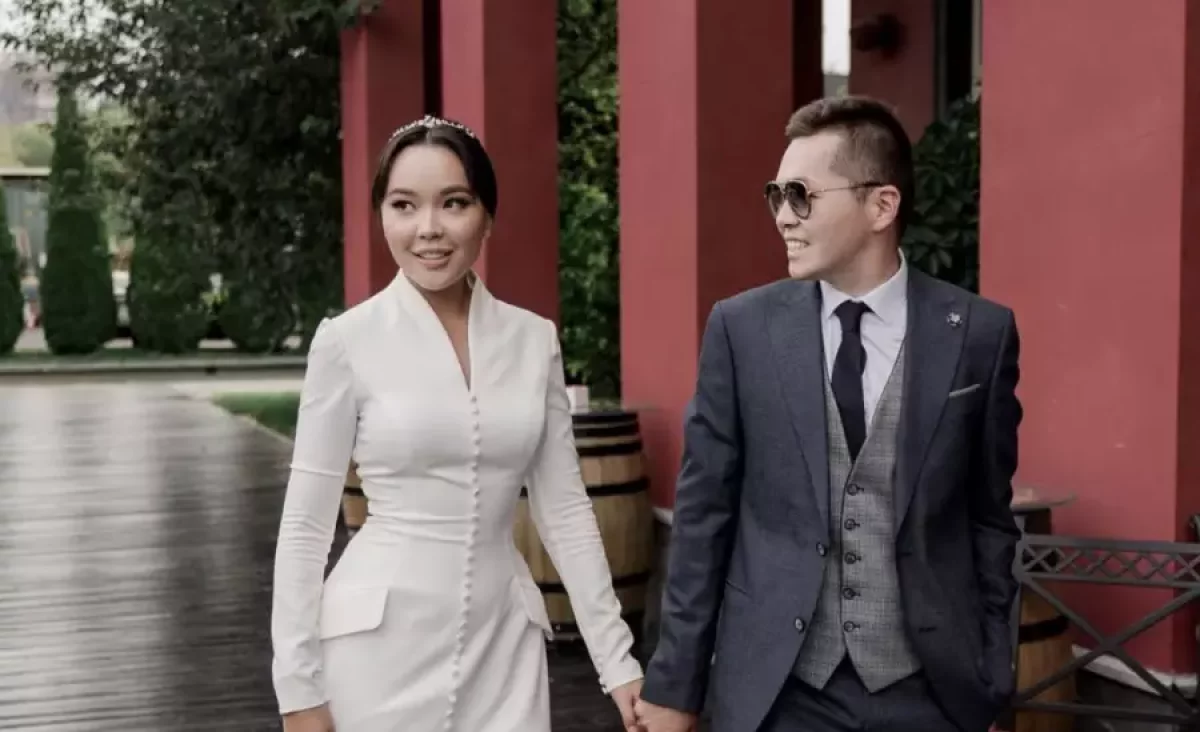 "17 жасымда кезіктірдім". Қыран Талапбектің қазіргі әйелі бірінші некесі жайлы ағынан жарылды