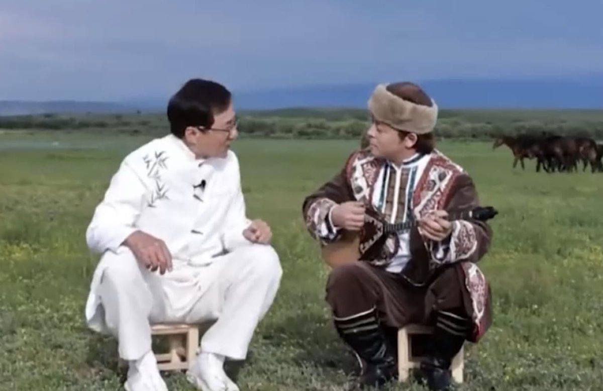 Лучший трюк: казахстанцев восхитил Джеки Чан, поющий под домбру