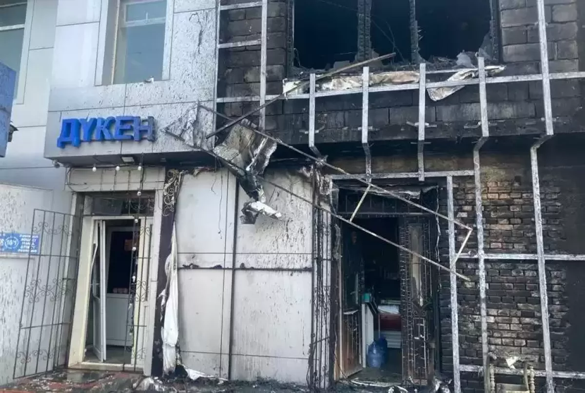 Алматыда сұлулық салоны мен дүкен орналасқан ғимарат өртенді