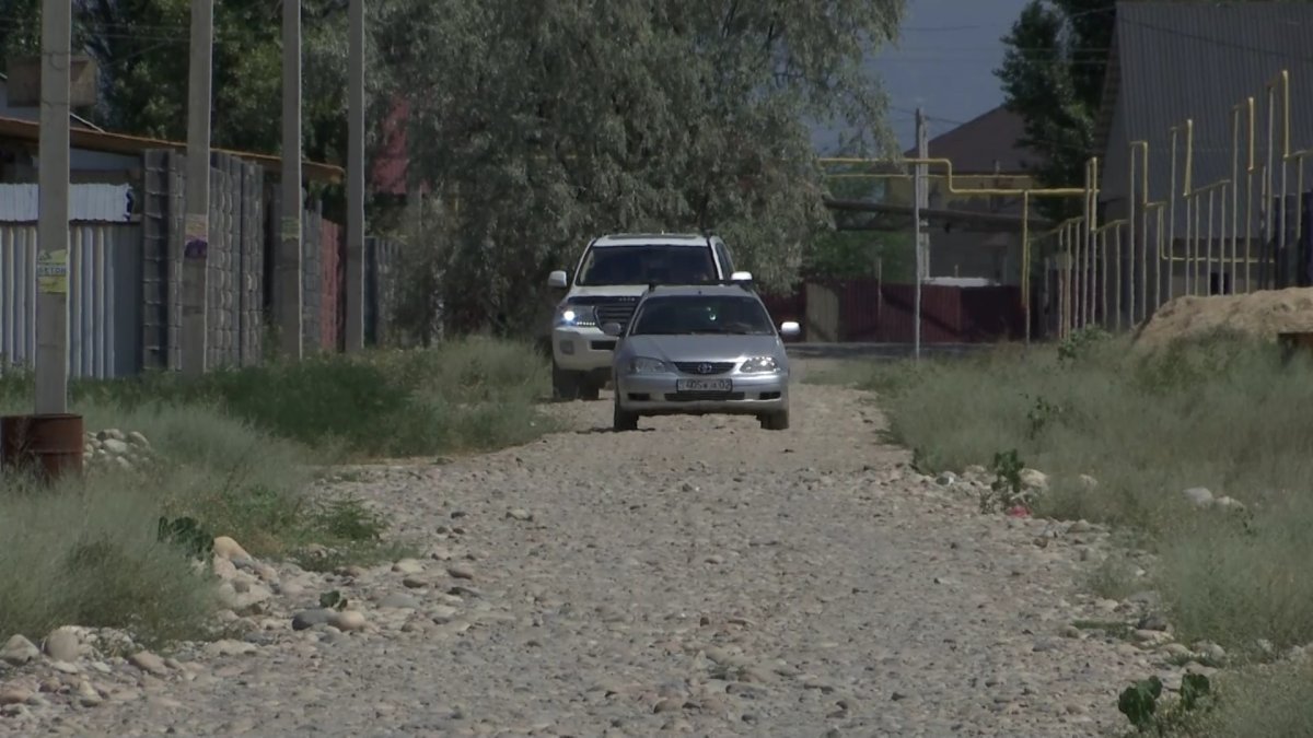 Самостоятельно ремонтировать дороги вынуждены жители села в Алматинской области