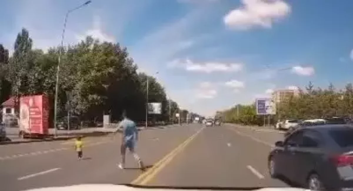 Астанада ер адам жолға жүгіріп шыққан баланы құтқарып қалды