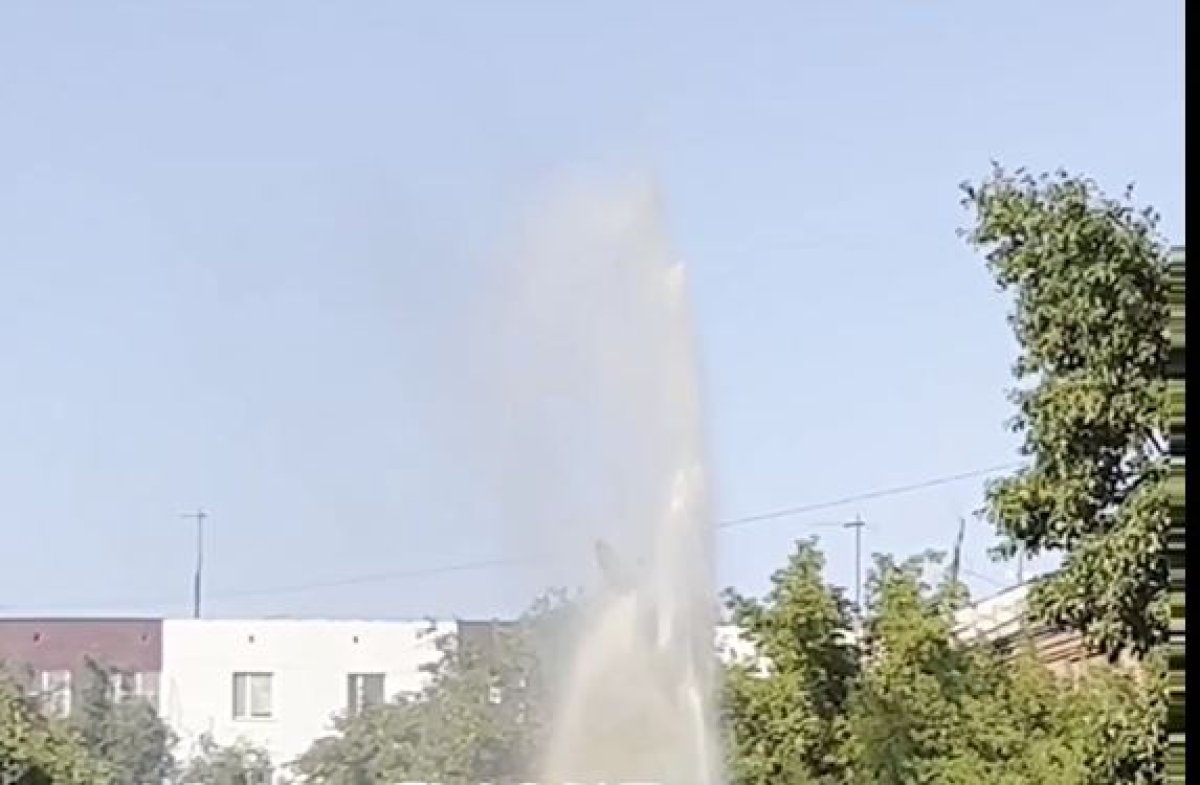 Гейзер забил из под земли в центре Семея