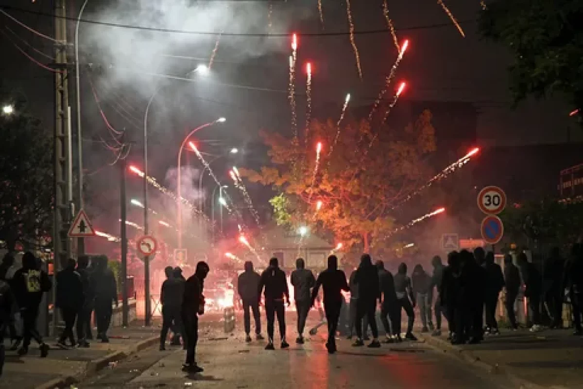 Францияда тәртіпсіздіктер: 700-ден астам адам тұтқындалды