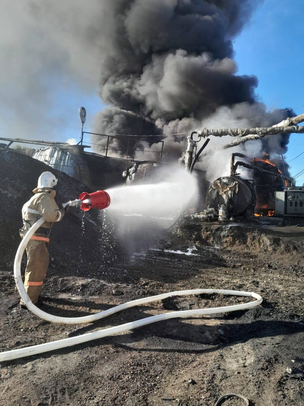 Битум загорелся в районе асфальтового завода в области Абай