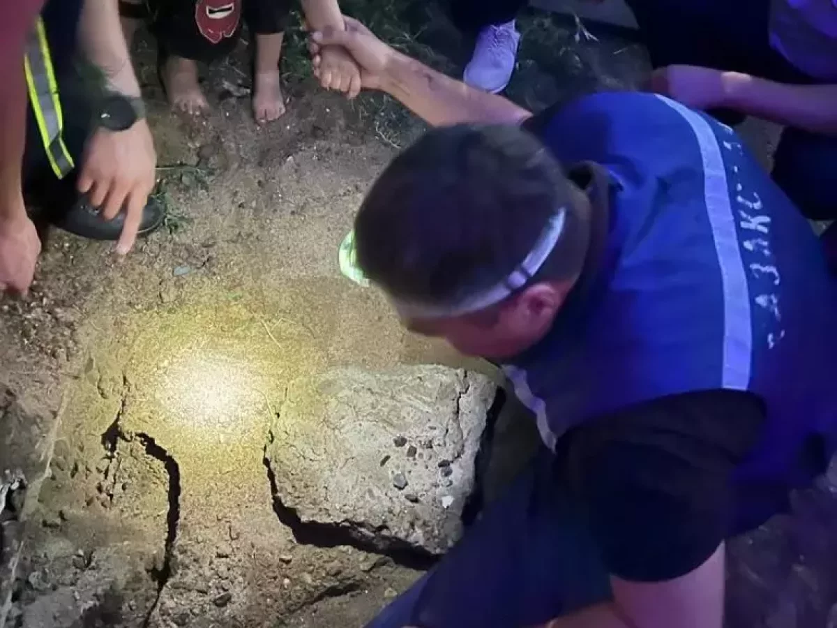 Оралда үш жасар бала шұңқырға түсіп кетті