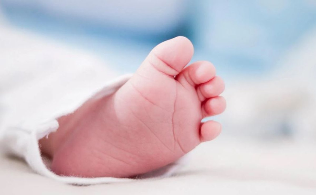 Отец выставил свою двухдневную дочь на продажу