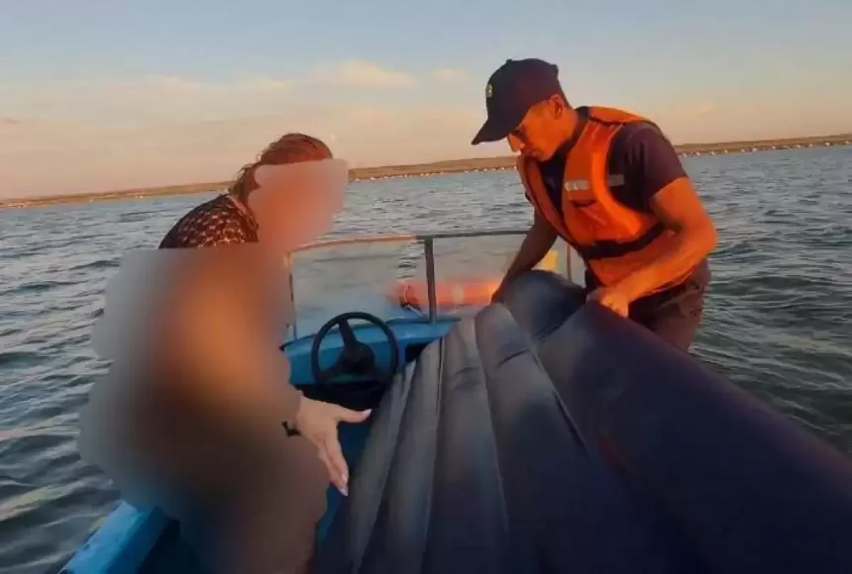 Үрмелі матраспен ашық теңізге шығып кеткен қыздардың ағасы жауапқа тартылды