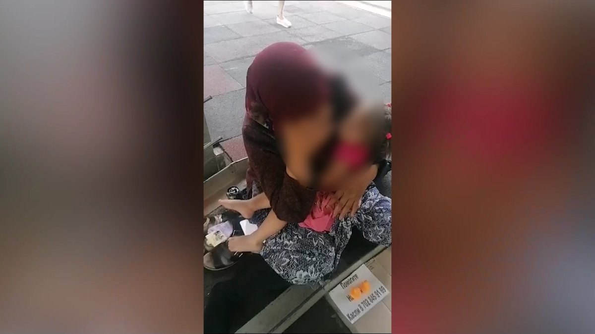 Попрошайка со спящим ребенком на руках возмутила жителей Усть-Каменогорска