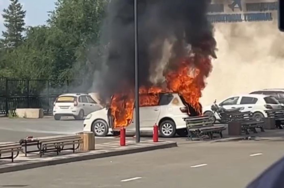 Автомобиль загорелся на парковке аэропорта в Уральске