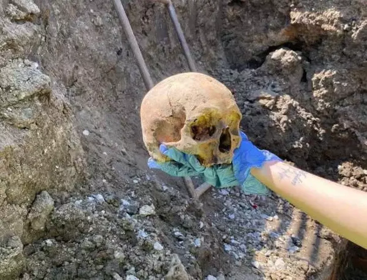 Қостанайда коммуналдық қызметкерлер көшеден адам сүйектерін тауып алған