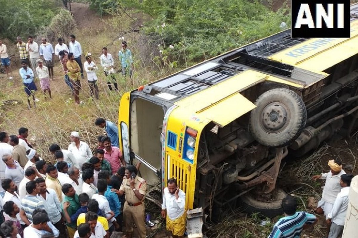Автобус упал в овраг в Индии: десятки человек погибли