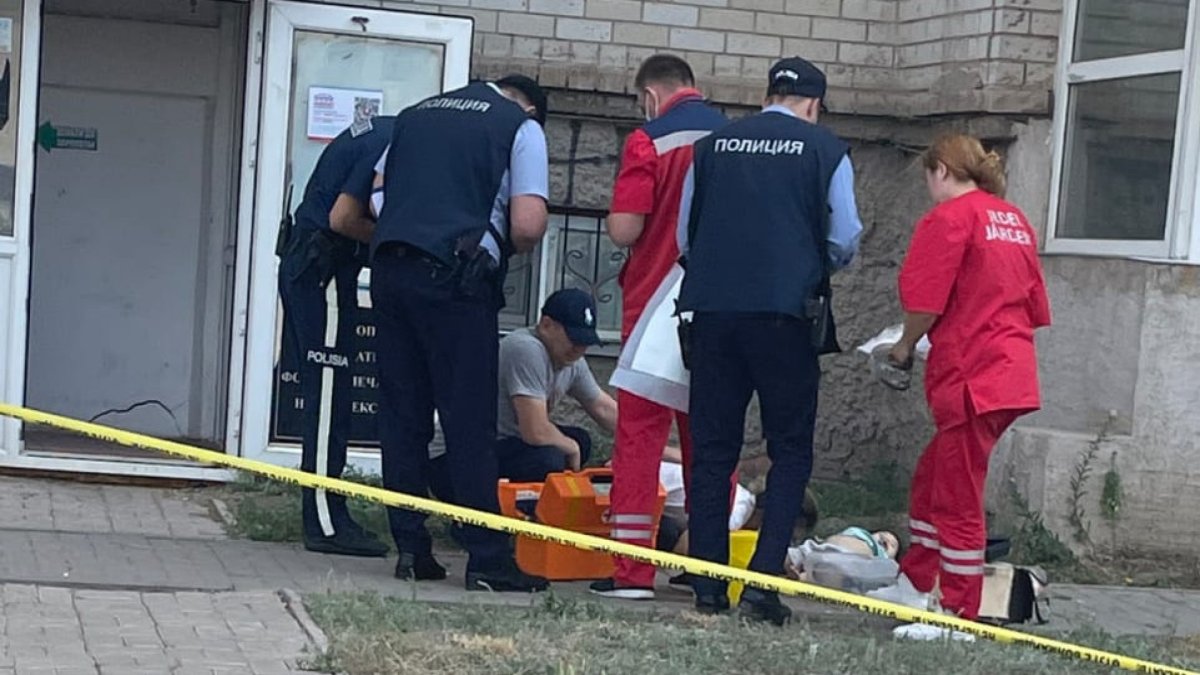 Двухлетний ребёнок разбился выпав из окна в Астане