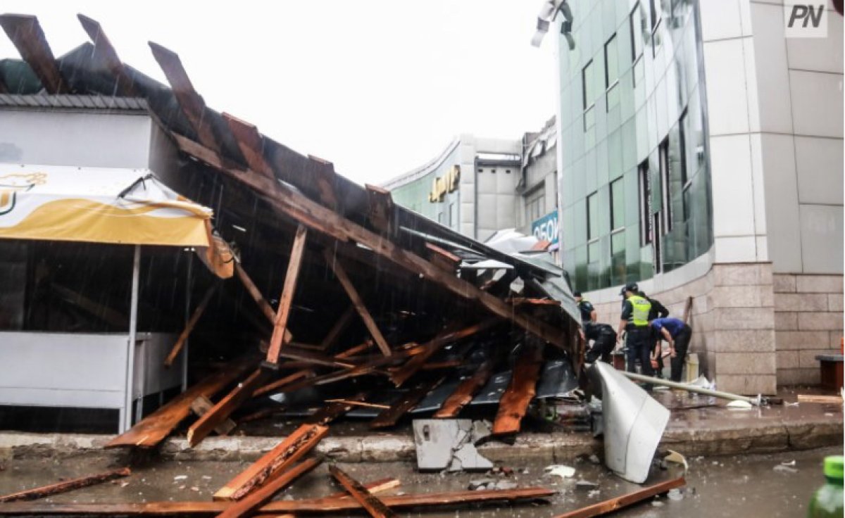 Кровля торгового дома обрушилась в Павлодаре