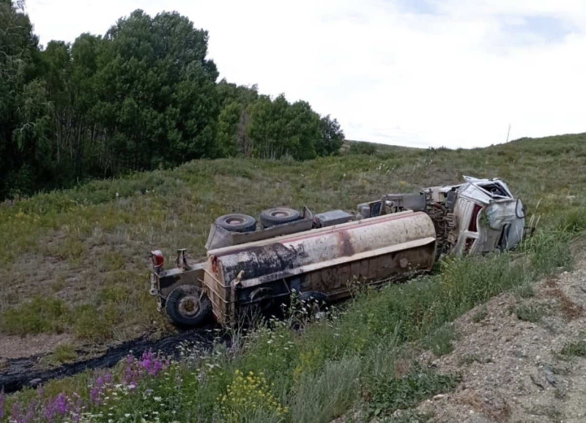 Грузовик с серной кислотой перевернулся в ВКО