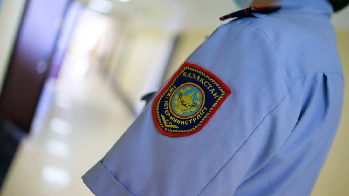 Риддерде пара алған полицей шенінен айырылып, 7,5 млн теңге айыппұл төлеуге міндеттелді