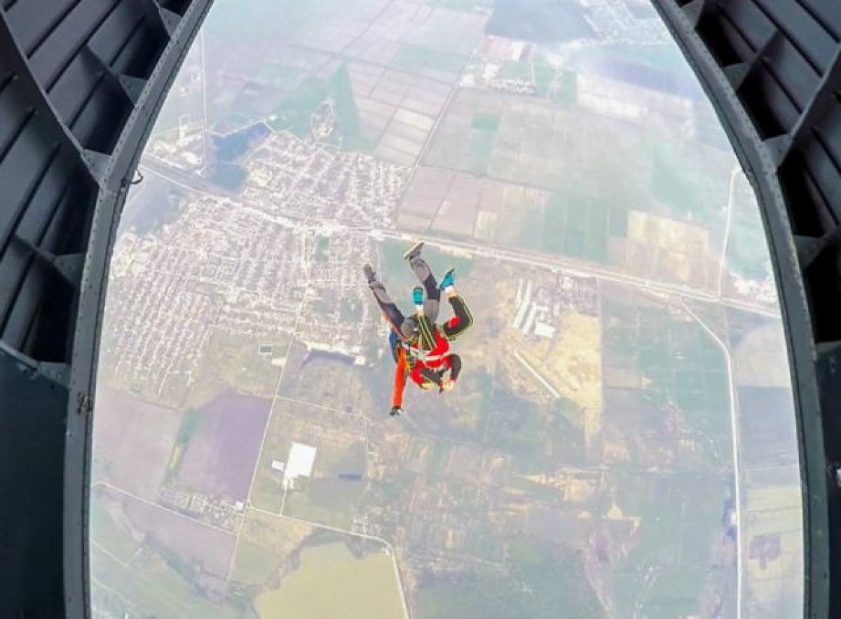 Астанчанин умер после прыжка с парашютом