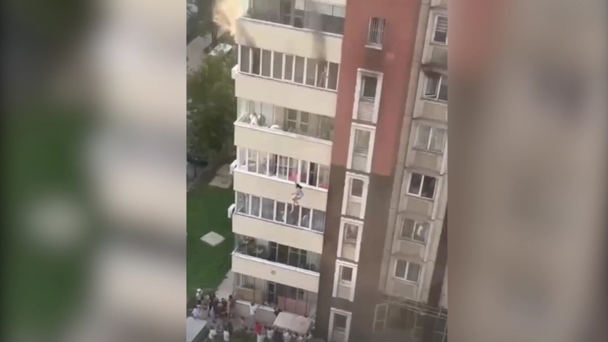 Алматыда өртке оранған тұрғын үйден адамдар секіріп түсуге мәжбүр болды