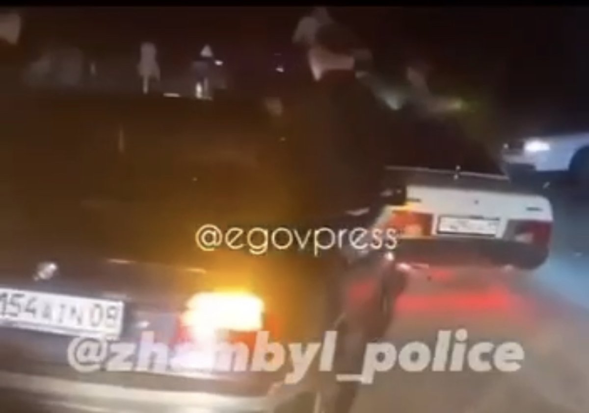 Езду в стиле GTA устроила молодежь на дороге в Жамбылской области (ВИДЕО)