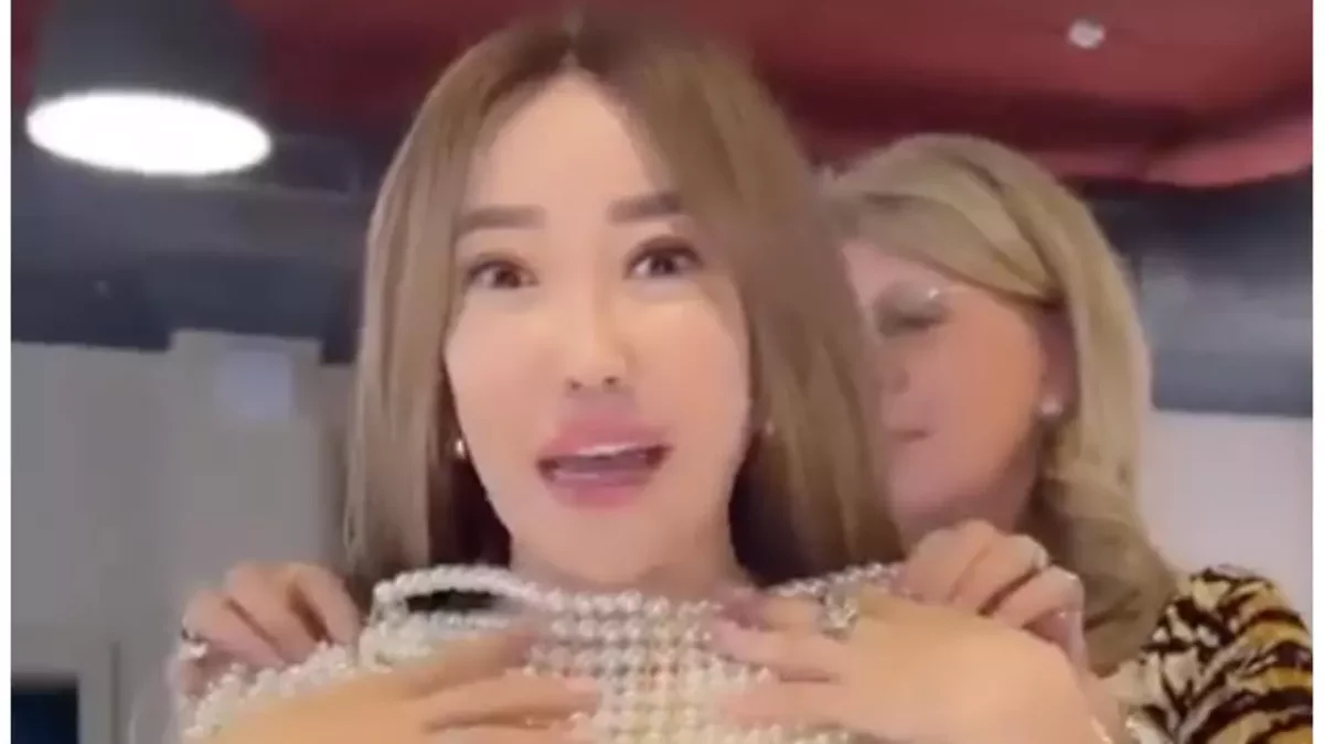 "Дженнифер Лопесте жоқ": Маржан Арапбаева өзіне сыйға берген маржан моншақты көрсетті