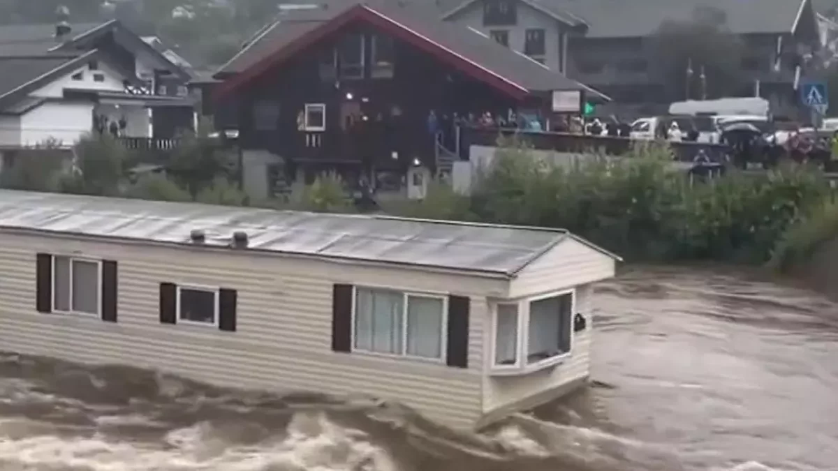 Норвегияда дауылдан кейін үй өзенмен ағып кетті