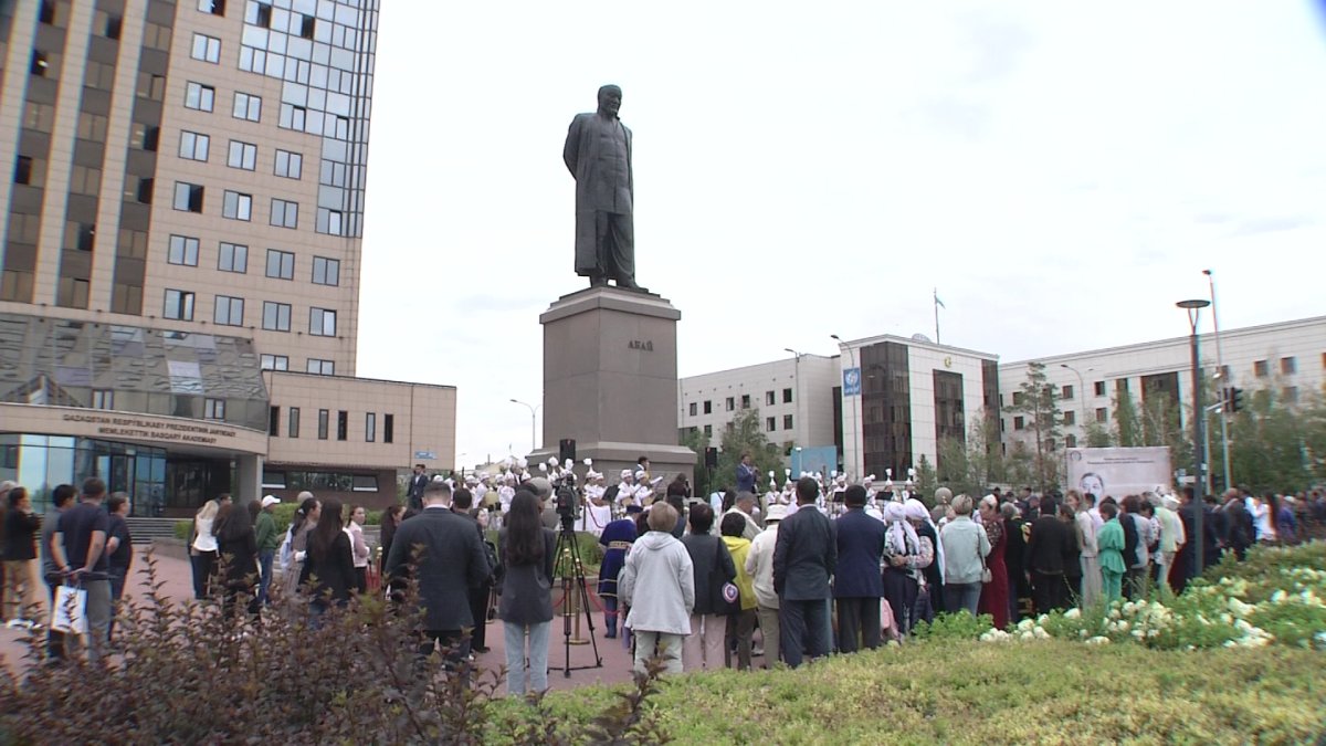 Абай Құнанбайұлының ескерткішіне гүл шоқтары қойылды