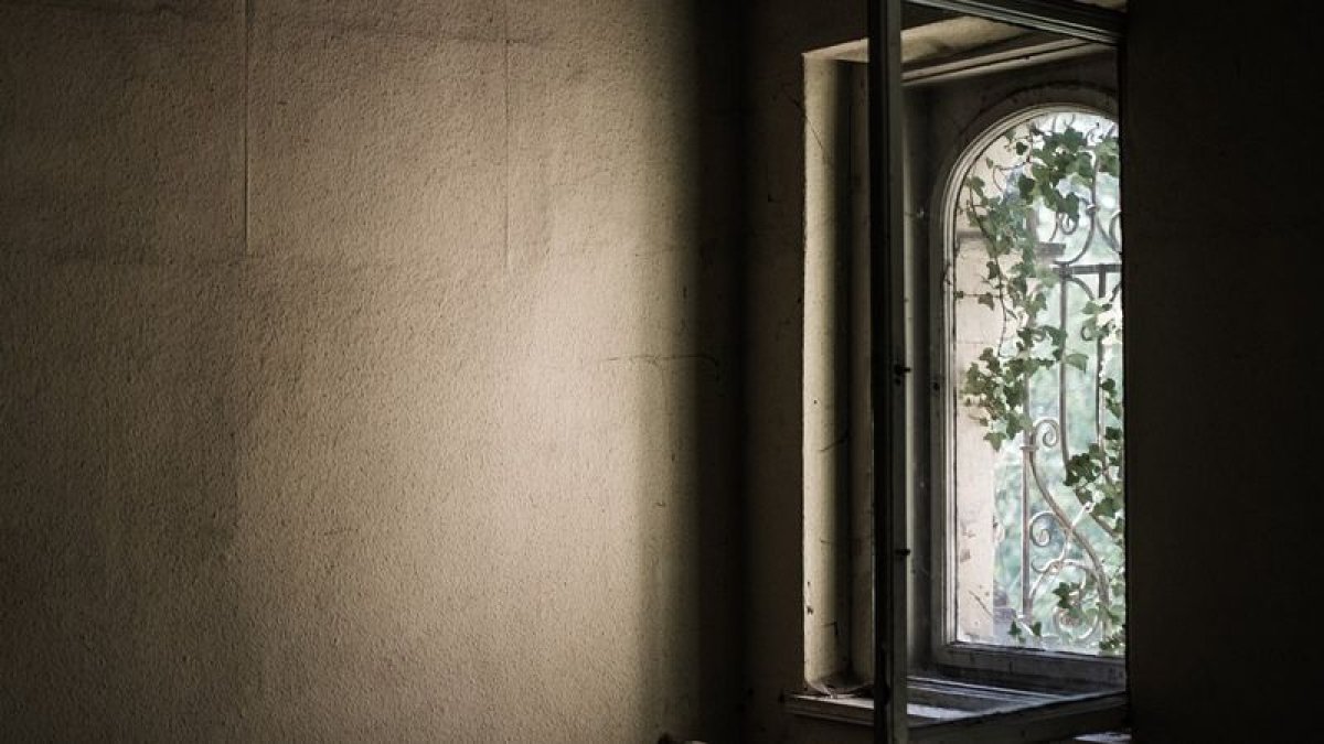 Астанада балаларымен бірге терезеден секірмек болған әйел құтқарылды