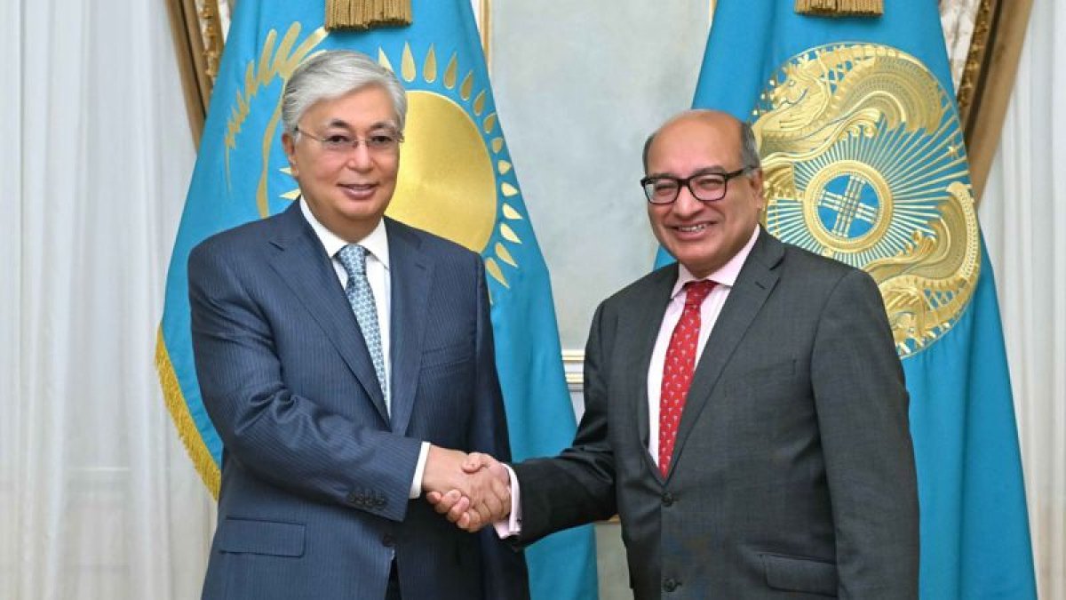 Мемлекет басшысы сэр Сума Чакрабартиді қабылдады