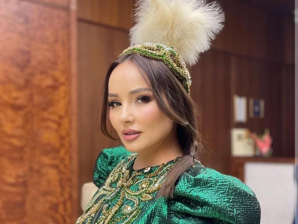 Бір қыз әжетханада ұрықпен жабылған