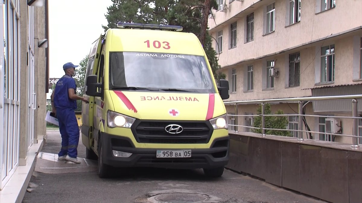 Алматы облысында баласы шетінеп кеткен әйел перзентхананың үшінші қабатынан секіріп кетті