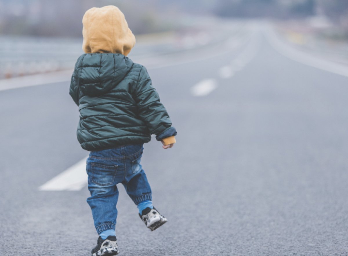 Дитя без глазу: ребёнок остался без присмотра и ушел из детского сада в сторону проезжей части в Караганде