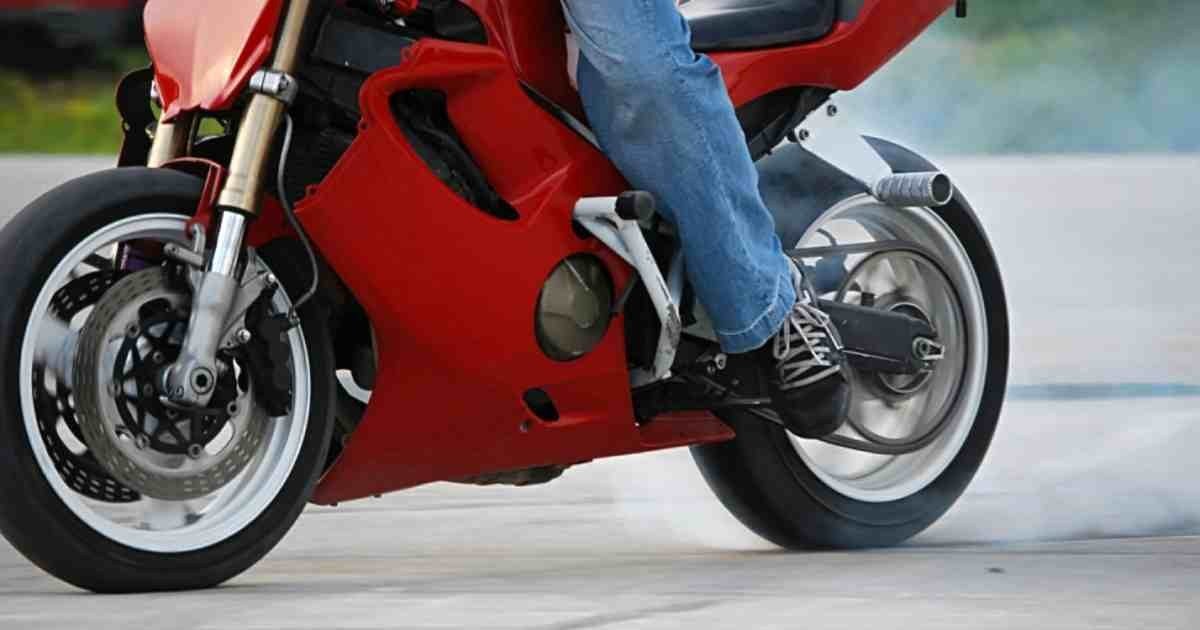 Үндістанда әкесі үйге қонбаған қызын бауыздап, мәйітін мотоциклге байлап сүйреген