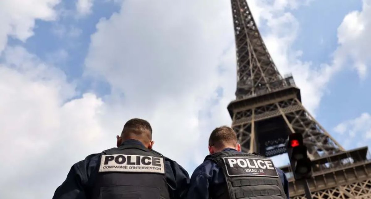 Неизвестный "заминировал" Эйфелеву башню: людей эвакуируют