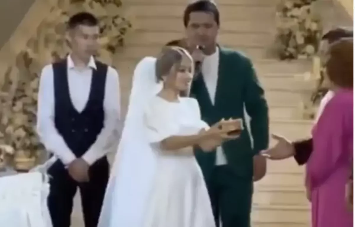 Желіде тойда торттың орнына қымыз ұсынғандардың видеосы қызу талқыға түсті