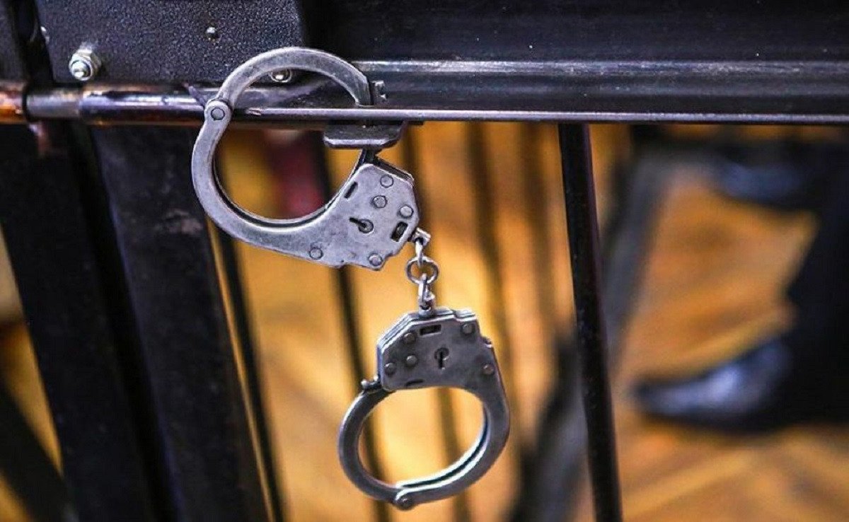 Абай облысында полиция қызметкерінің погонын жұлып алған әйел бас бостандығынан айырылды