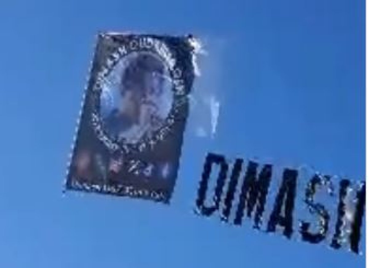 Баннер с изображением Димаша пролетел над Тихим океаном в Санта-Монике