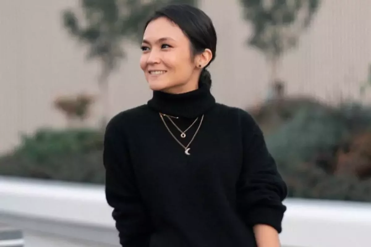 Олар аяқтарын көтеріп, трусиларын шешіп, мастурбация жасайды.