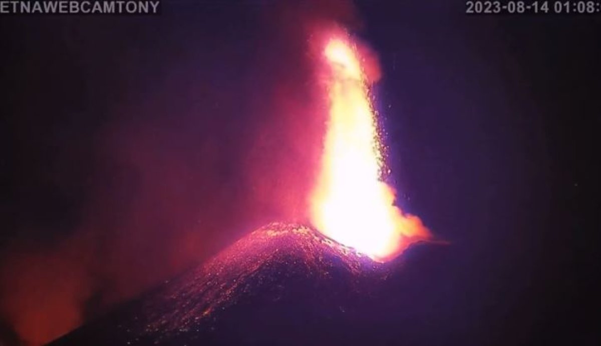 Вулкан Этна начал извергаться на Сицилии