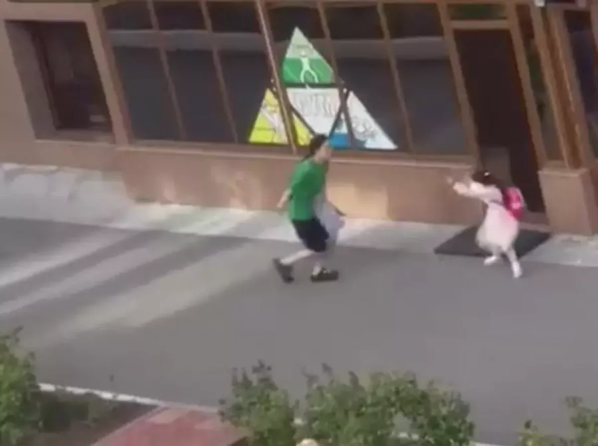 Балабақшаға барғысы келмеген бес жасар қызды әпкесі көшеде ұрып-тепкен