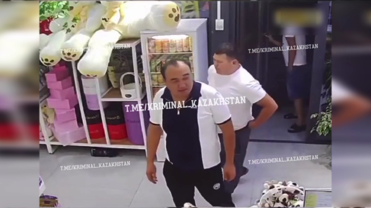 "Цветочный скандал" с экс-полицейским в Шымкенте получил продолжение