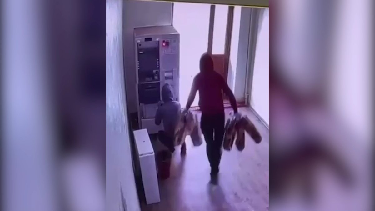 Қаскелеңде екі адам банкоматтан 13 млн теңге ұрлады