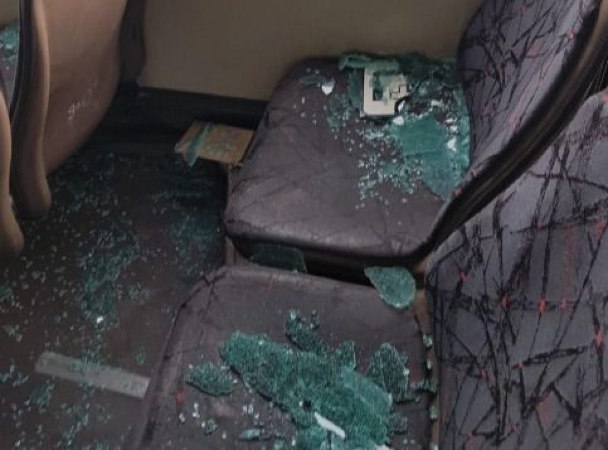 Қарағандыдағы автобуста бала ұстаған әйелдің үстіне терезе сынып, құлаған