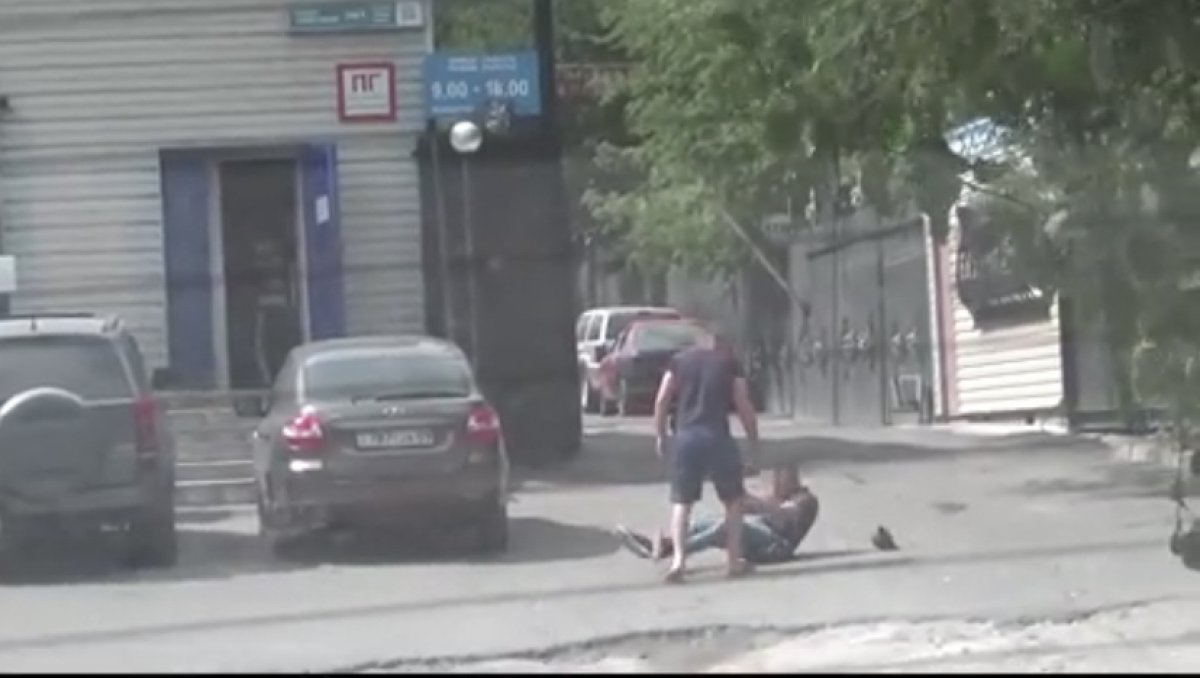 2 миллиона тенге вымогал мужчина у жителя Темиртау